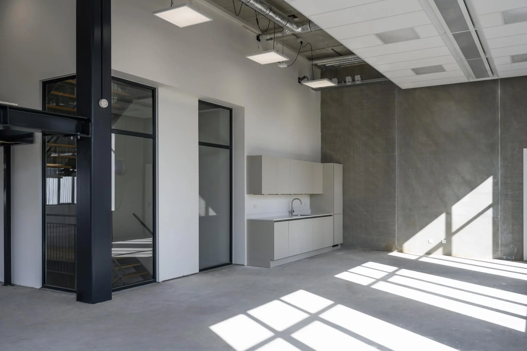 Lichte, industriële ruimte aan de Nicolaas Tetterodestraat met een moderne kitchenette en grote ramen.