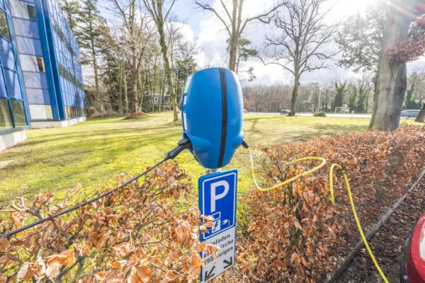 Laadpaal bij parkeerplaats aan de Dolderseweg voor het opladen van elektrische voertuigen.