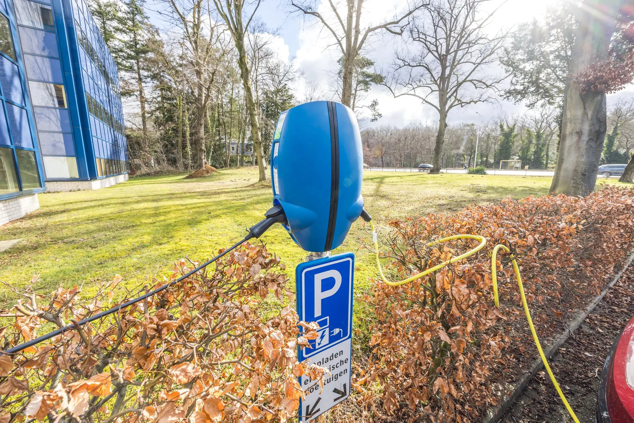 Laadpaal bij parkeerplaats aan de Dolderseweg voor het opladen van elektrische voertuigen.