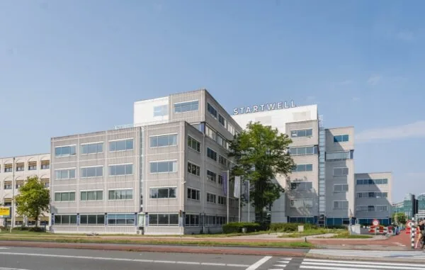 Kantoorpand Startwell aan de Laarderhoogtweg in Amsterdam, gezien vanaf de straatzijde.