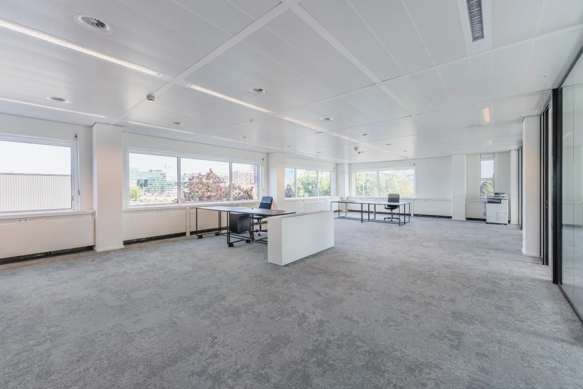 Ruime en lichte kantooretage aan de Laarderhoogtweg met grote ramen, moderne inrichting en uitzicht op de stad.