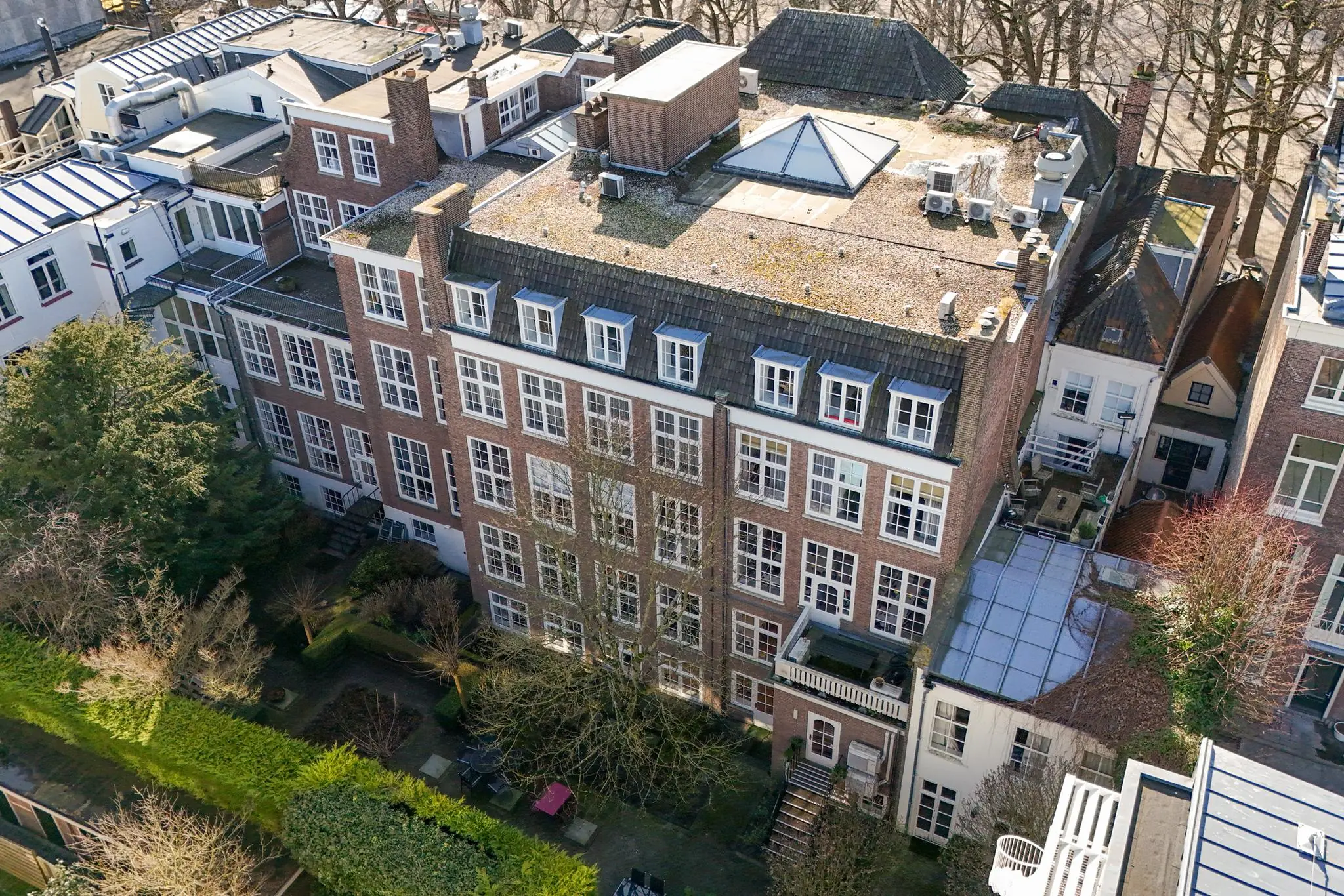 Luchtfoto van een groot herenhuis aan het Lange Voorhout in Den Haag met een groene binnentuin.