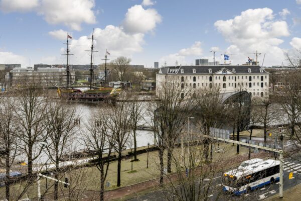 Uitzicht op het Scheepvaartmuseum en het VOC-schip aan de Prins Hendrikkade in Amsterdam.