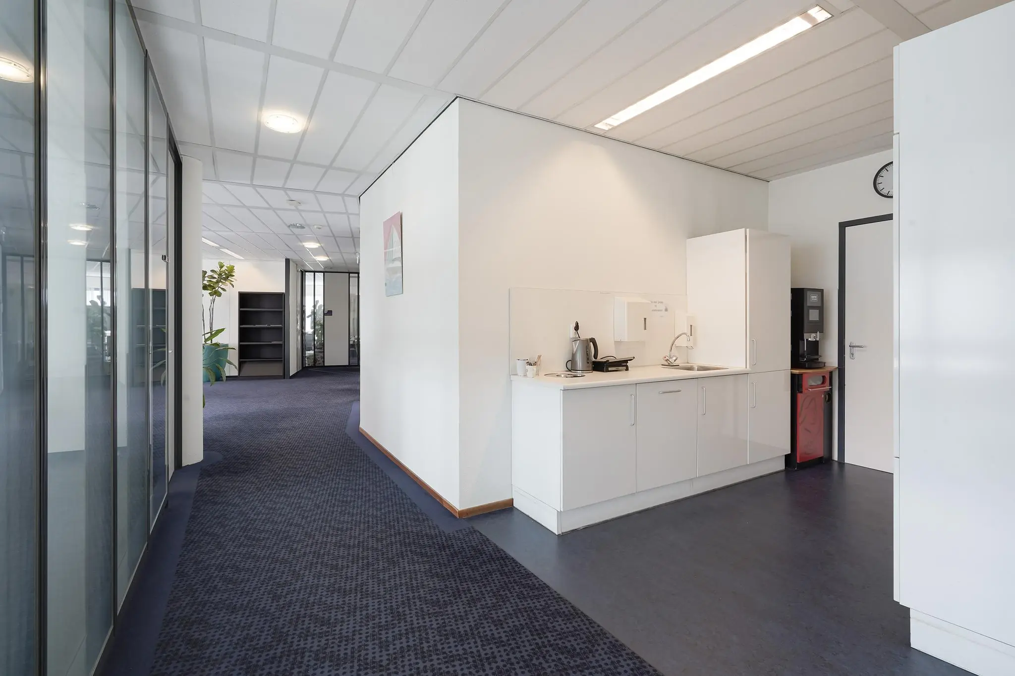 Moderne kantoorgang met pantry, gelegen aan de Laan van ’s-Gravenmade.