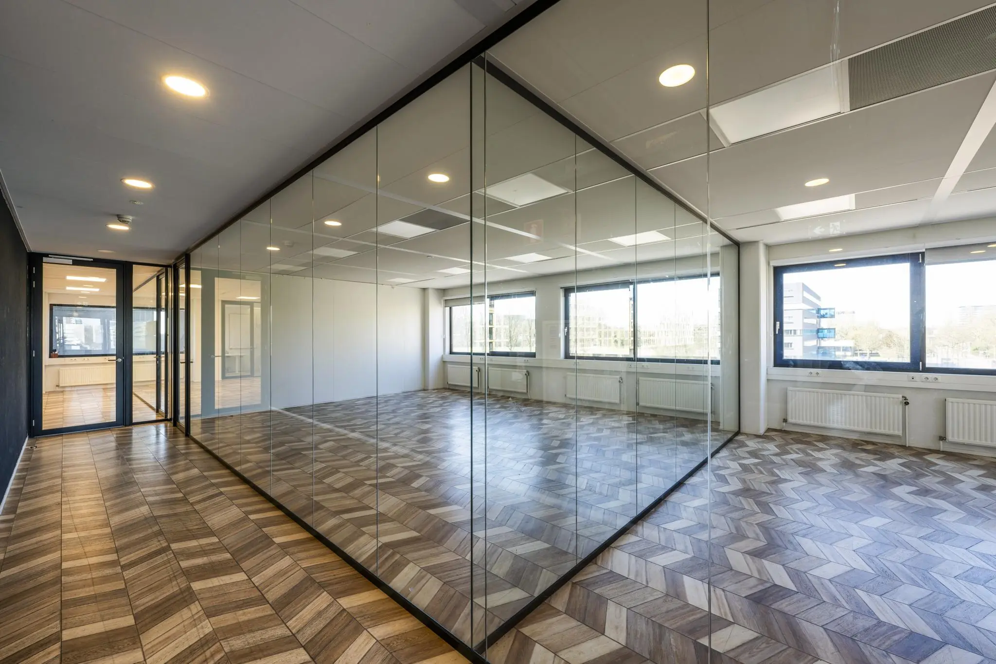 Modern kantoorpand aan de Overschiestraat met glazen wanden en een visgraatvloer.