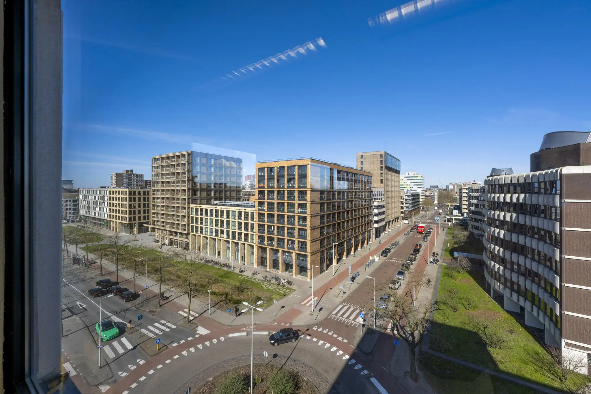 Uitzicht op moderne kantoorgebouwen aan de Overschiestraat in Amsterdam op een zonnige dag.