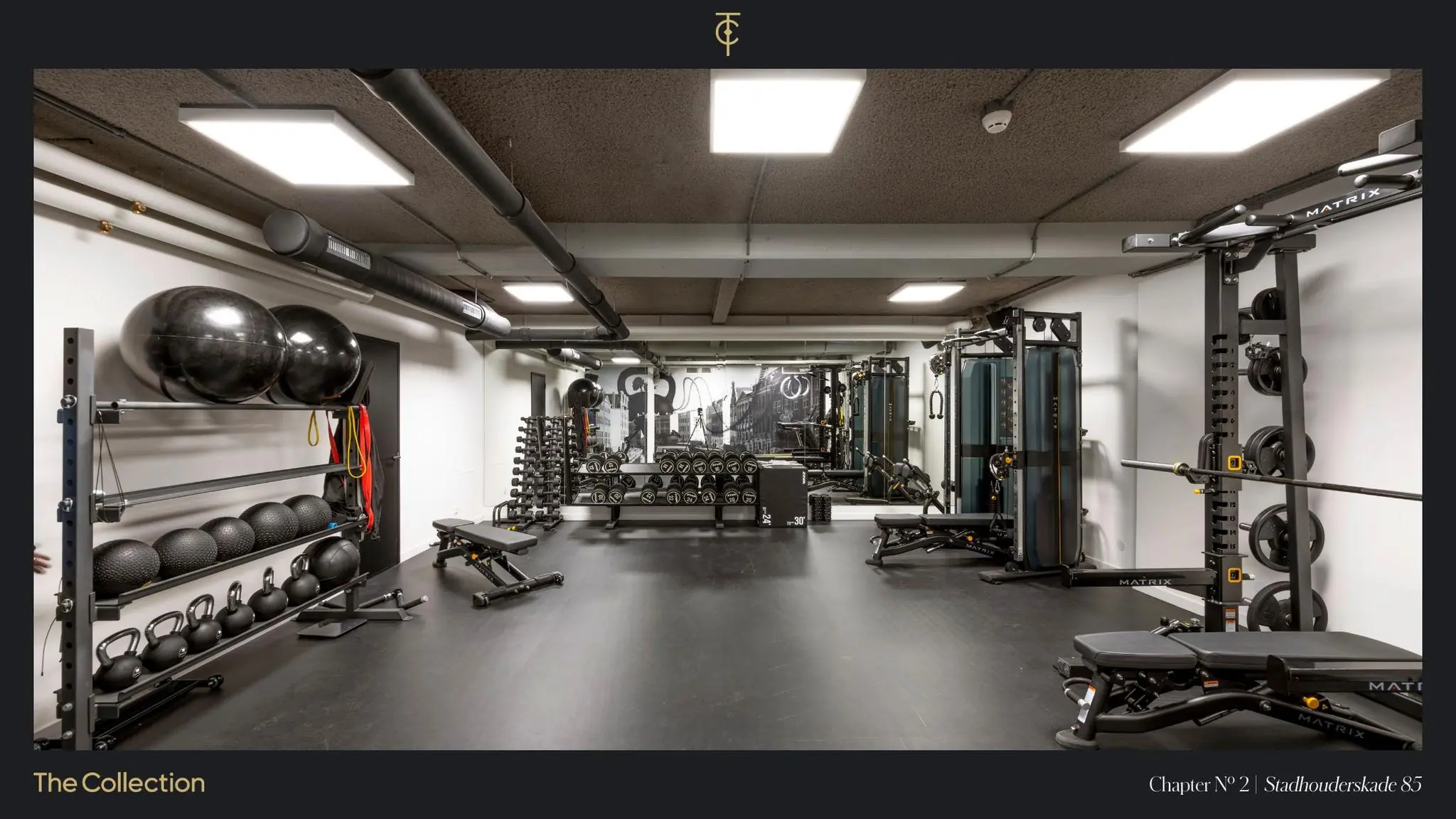 Luxe fitnessruimte aan de Stadhouderskade 85 met moderne krachttrainingsapparatuur en gewichten.