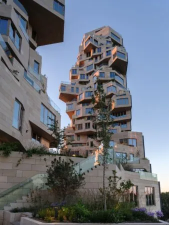 Modern woongebouw Valley aan de Beethovenstraat in Amsterdam met opvallende, verspringende architectuur en groene terrassen.