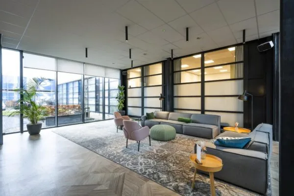 Moderne en lichte wachtruimte aan de H.J.E. Wenckebachweg met comfortabele meubels en grote raampartijen.