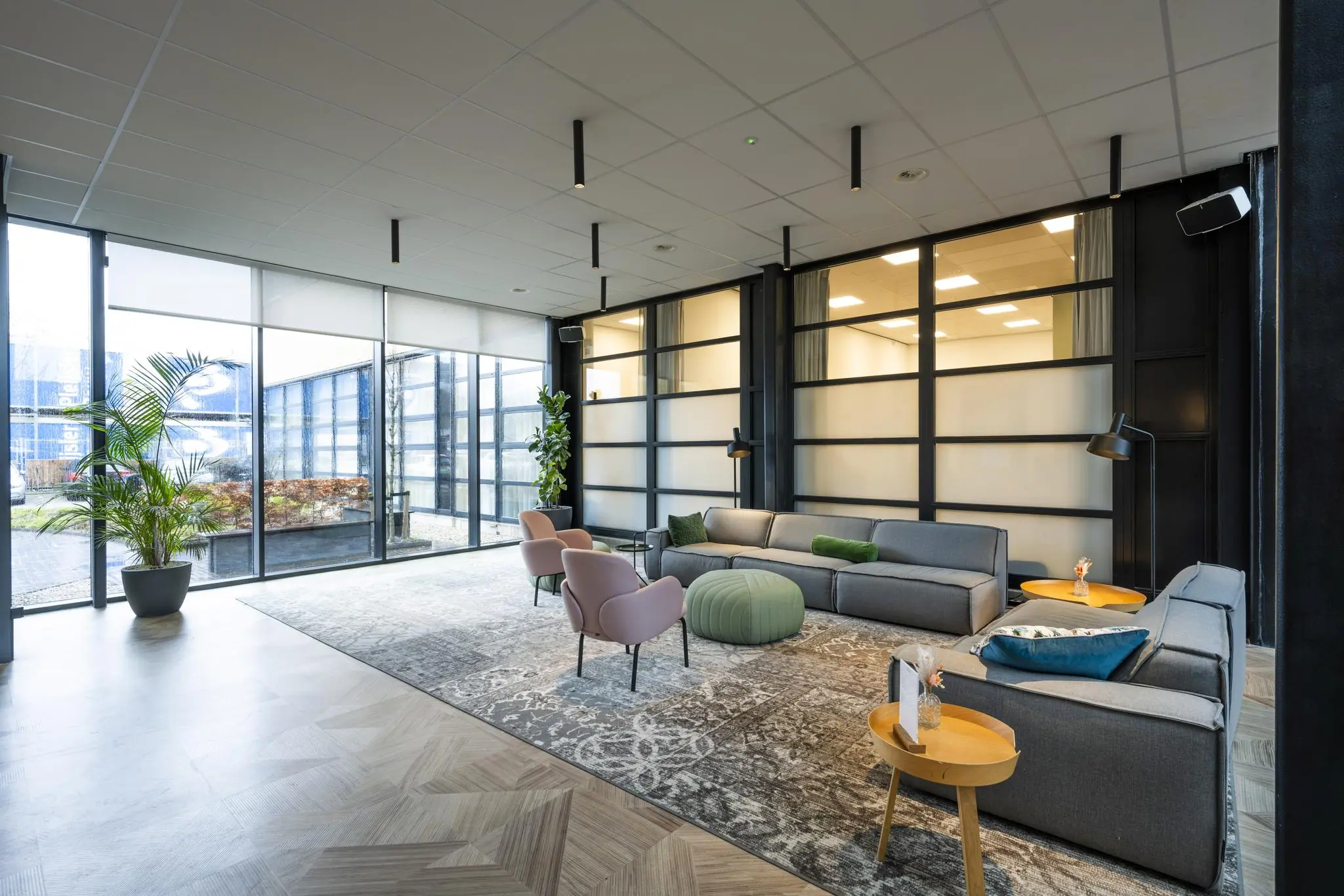 Moderne en lichte wachtruimte aan de H.J.E. Wenckebachweg met comfortabele meubels en grote raampartijen.