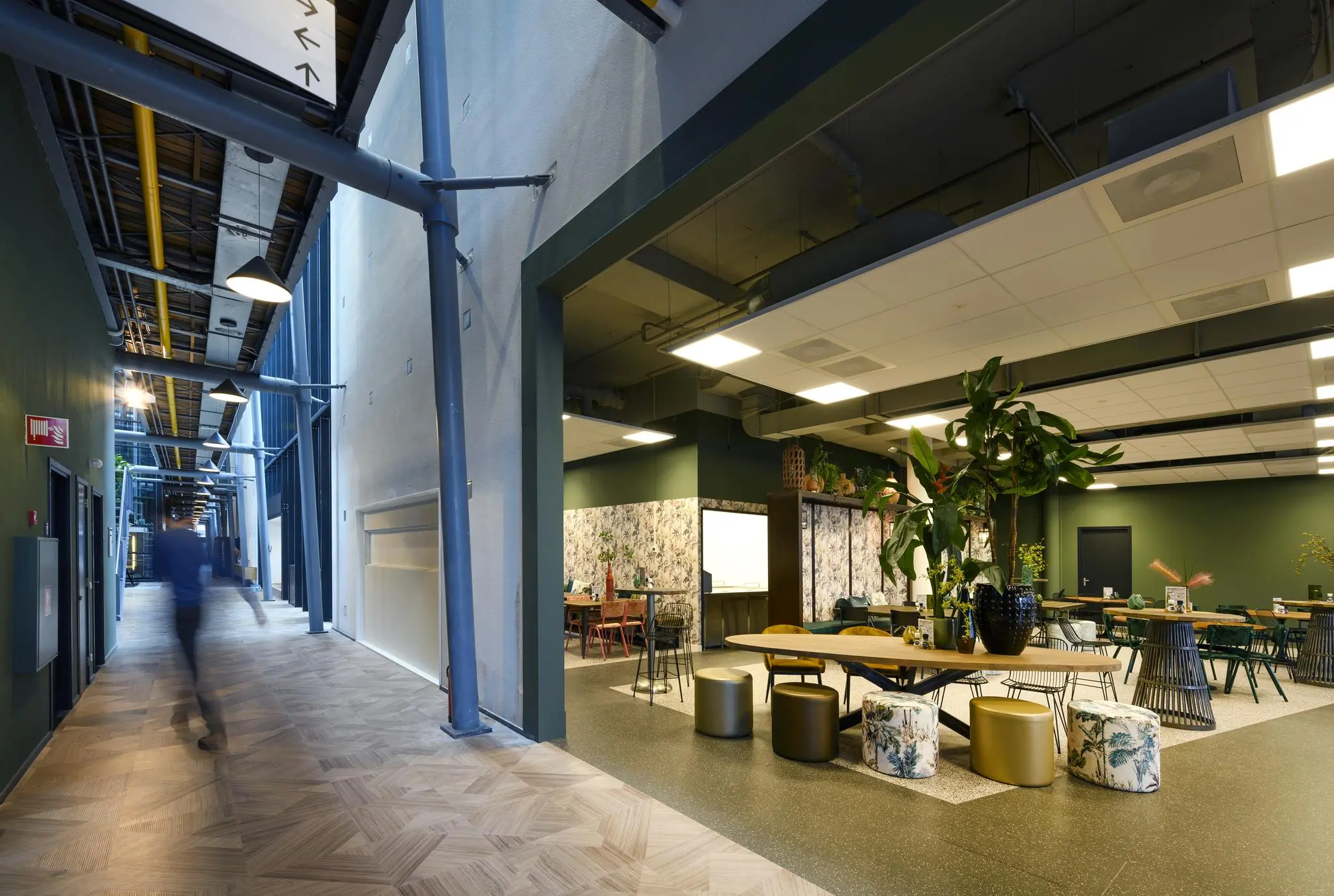 Modern ingerichte kantoorruimte aan de H.J.E. Wenckebachweg met een open zithoek en kleurrijk interieur.