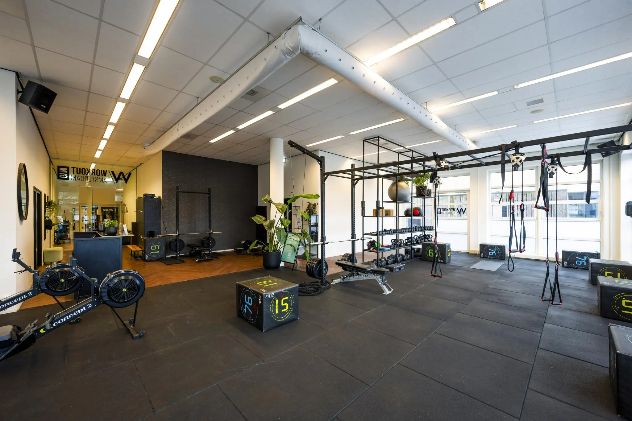 Moderne fitnessruimte aan de H.J.E. Wenckebachweg met diverse trainingsapparatuur en functionele trainingsmaterialen.