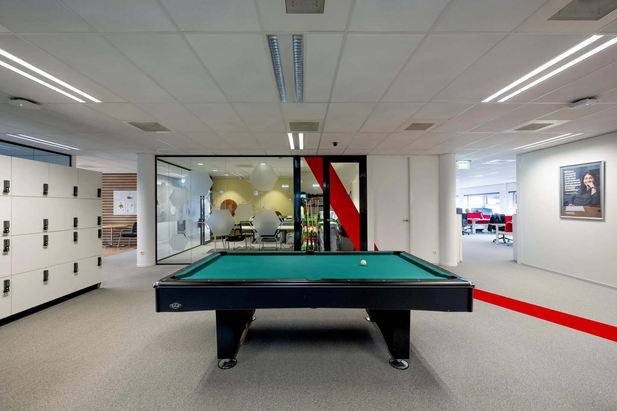 Biljarttafel in een modern kantoorpand aan de H.J.E. Wenckebachweg met lockers, vergaderruimte en open werkplekken.