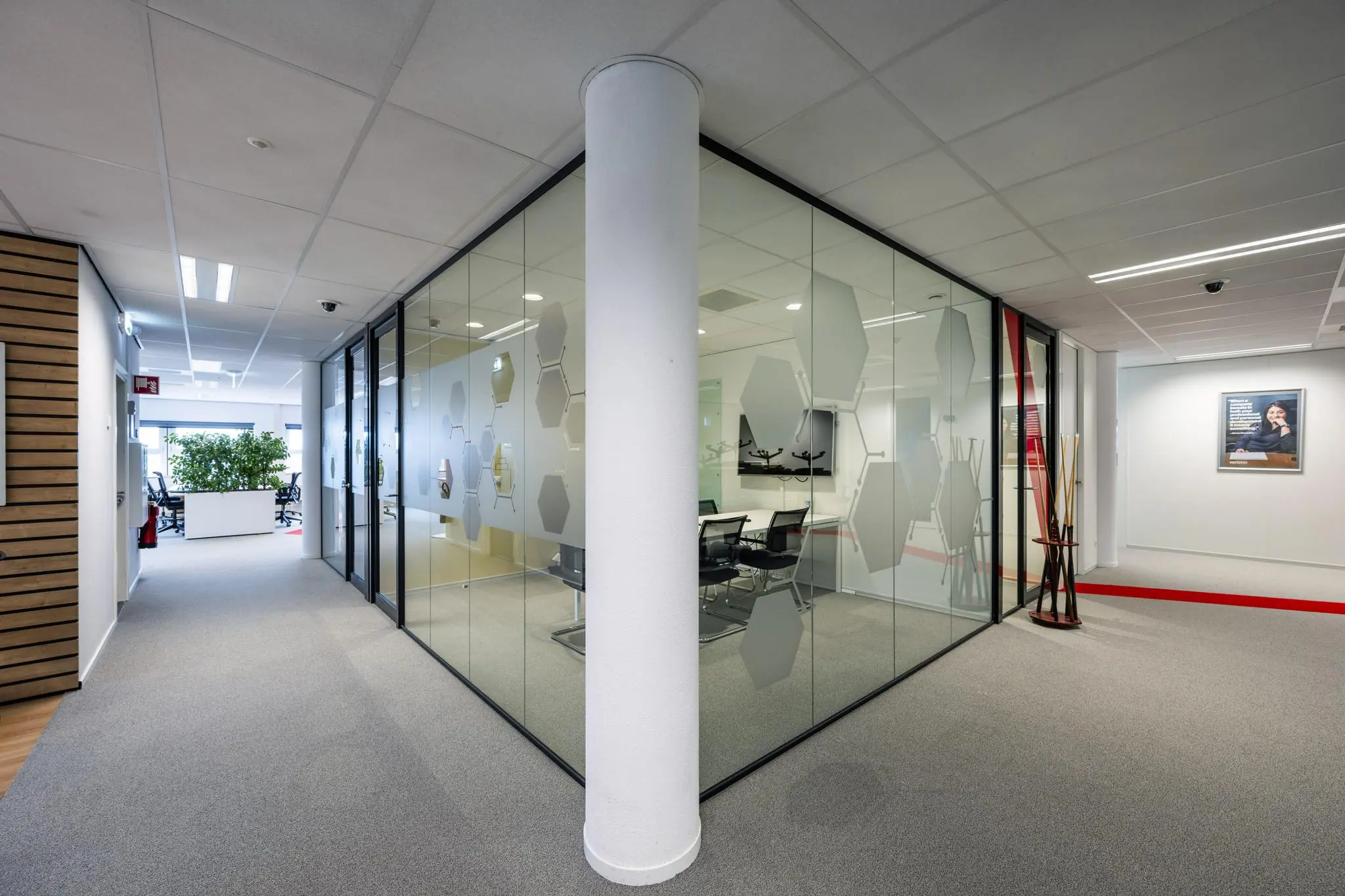 Moderne kantoorruimte aan de H.J.E. Wenckebachweg met glazen vergaderruimte en strak interieurontwerp.