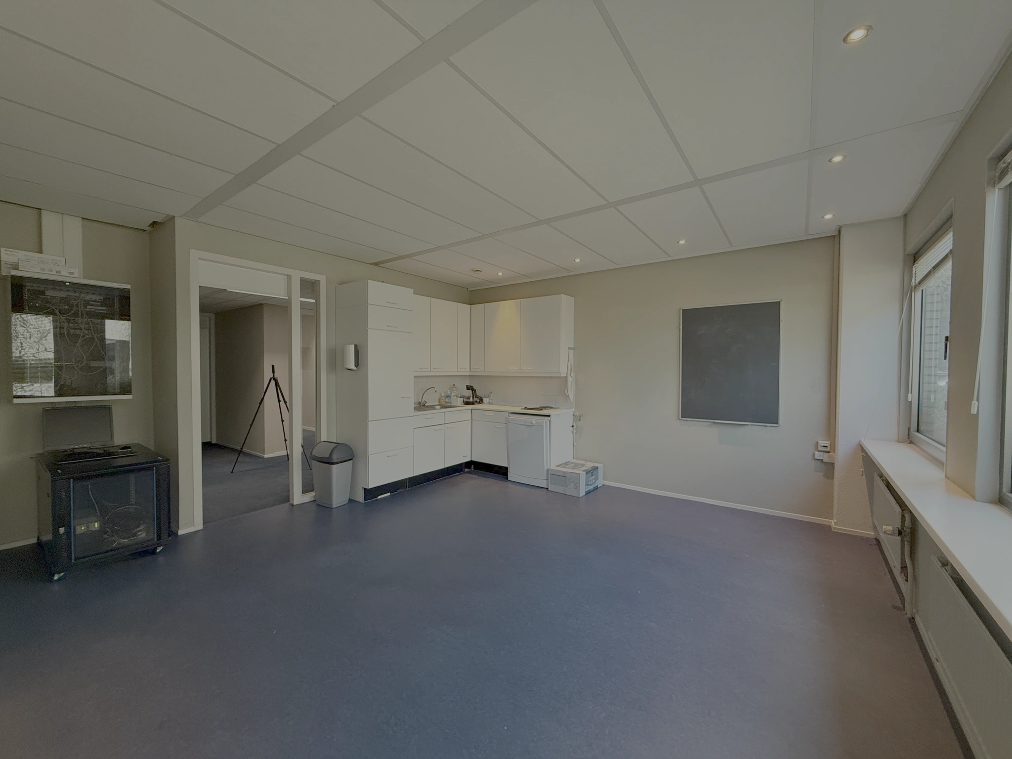 Kantoorruimte aan de Lunettenbaan met keukenblok, whiteboard en grote ramen.