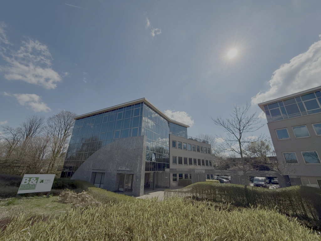 Kantoorpand aan de Lunettenbaan met glazen gevel en B&A Advocaten en Mediators op het naambord.