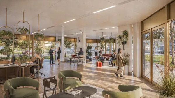 Moderne, groene kantoorruimte aan de H.J.E. Wenckebachweg met mensen in gesprek en aan het werk in een open, lichte omgeving.