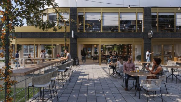 Terras met mensen voor een horecagelegenheid aan de H.J.E. Wenckebachweg, met een koffiebar en het bord "Social".