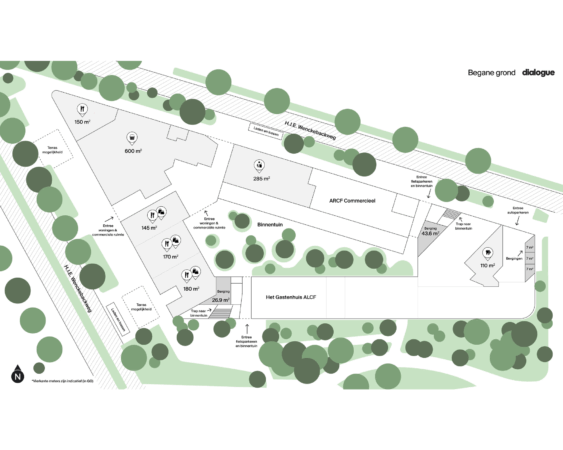 Plattegrond van de begane grond aan de H.J.E. Wenckebachweg met commerciële ruimtes, binnentuin en bergingen.