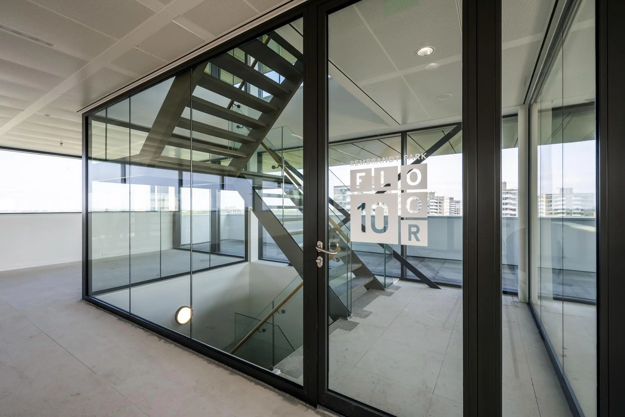 Moderne glazen trappenhuisruimte op de 10e verdieping van een kantoorgebouw aan de Nachtwachtlaan in Rembrandt Park.