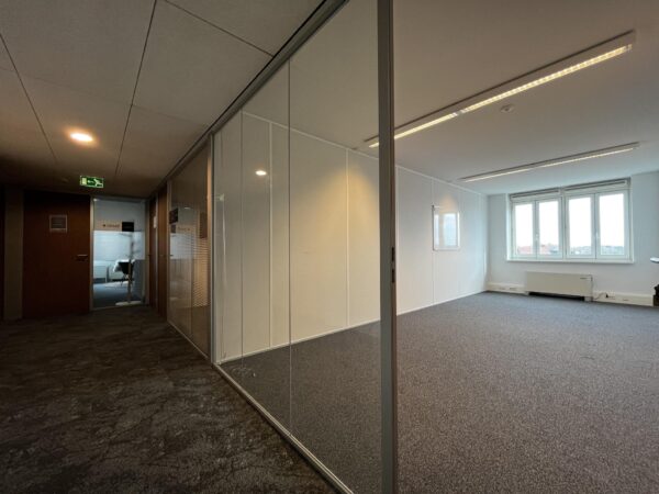 Leeg kantoor in de Middenburcht met glazen wanden en uitzicht op de stad.
