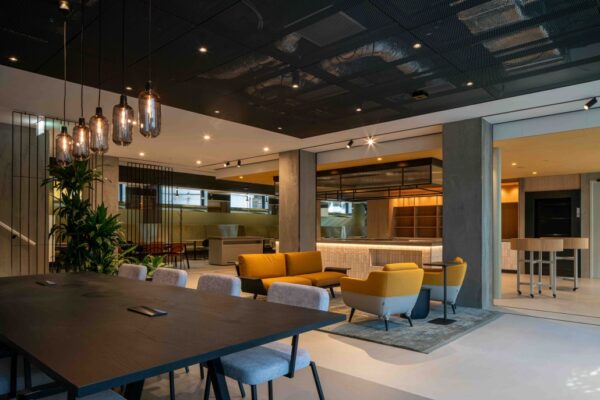 Moderne en sfeervol ingerichte kantoorruimte aan de Catharijnesingel met loungehoek, vergadertafel en open keuken.