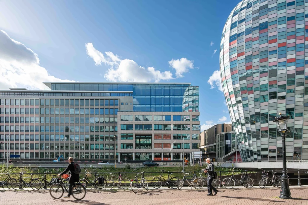 Moderne kantoorgebouwen aan de Catharijnesingel in Utrecht met fietsers op de voorgrond.