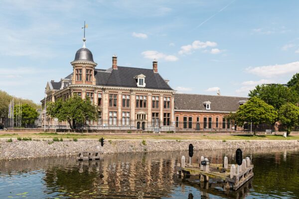 Historisch herenhuis aan de Leidseweg in Utrecht met torentje, gelegen aan een rustige waterkant.