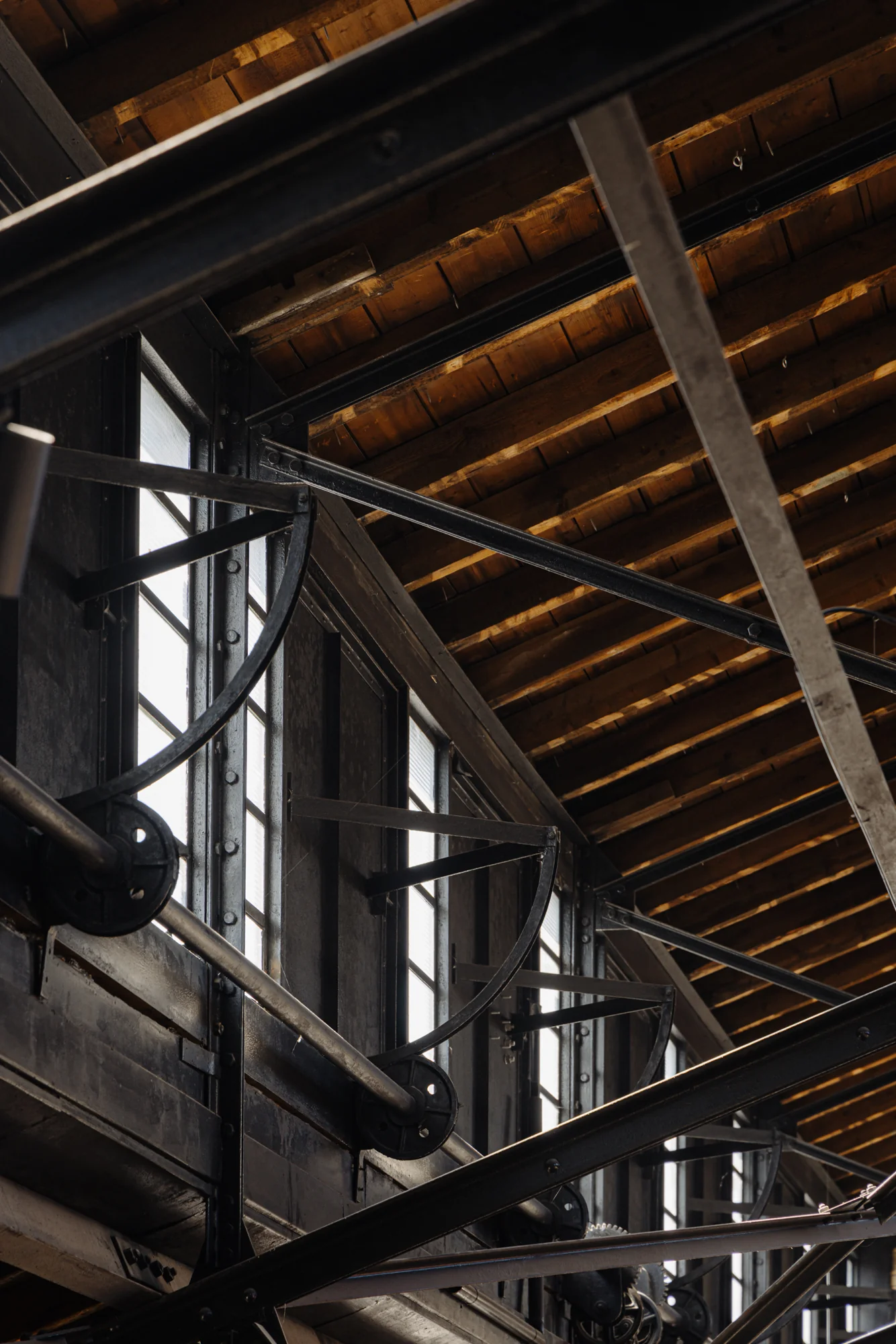 Detail van het houten dak en stalen constructie van een industrieel gebouw aan de Leidseweg.