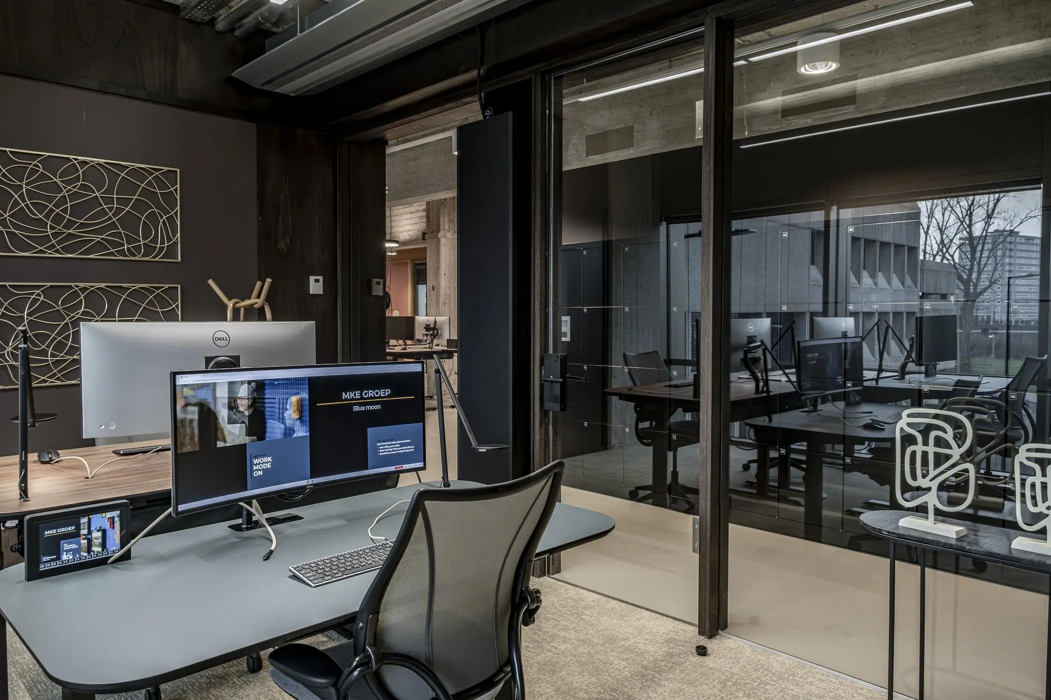 Modern kantoorinterieur van MKE Groep aan het Hofplein met glazen vergaderruimte en ergonomische werkplekken.