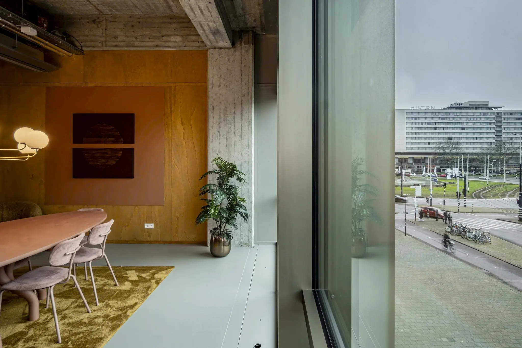 Vergaderruimte met uitzicht op het Hofplein in Rotterdam en het Hilton Hotel op de achtergrond.