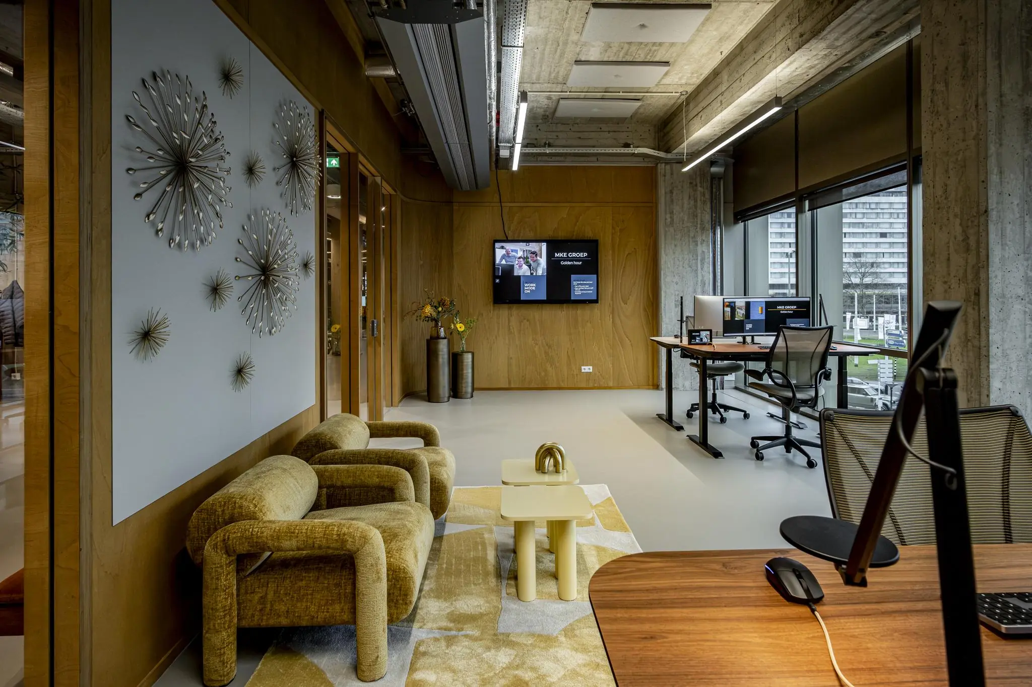 Modern ingericht kantoor aan het Hofplein met loungehoek, bureaus en uitzicht op een stedelijke omgeving.