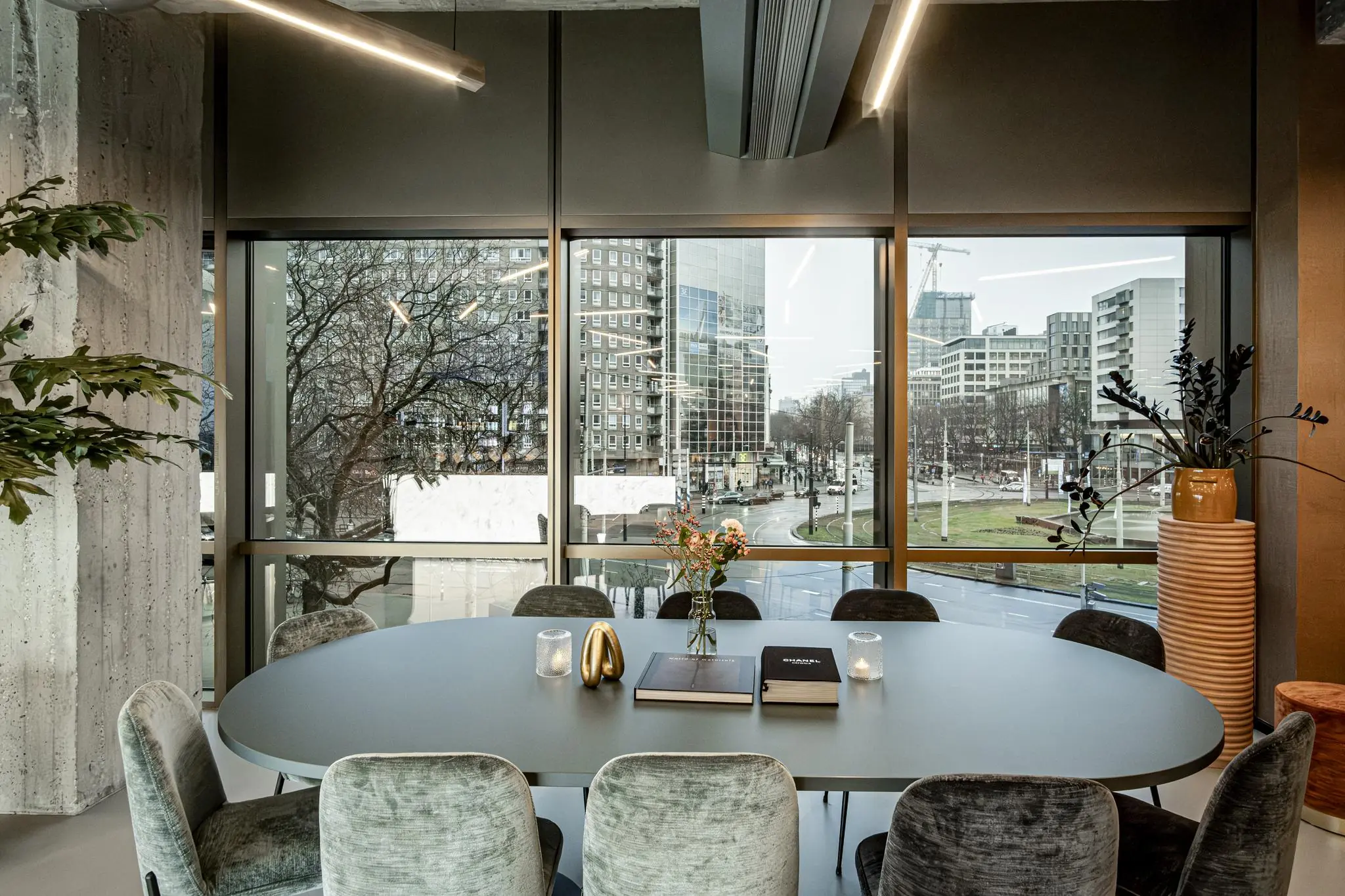 Vergaderkamer met uitzicht op het Hofplein in Rotterdam, met moderne inrichting en grote ramen.