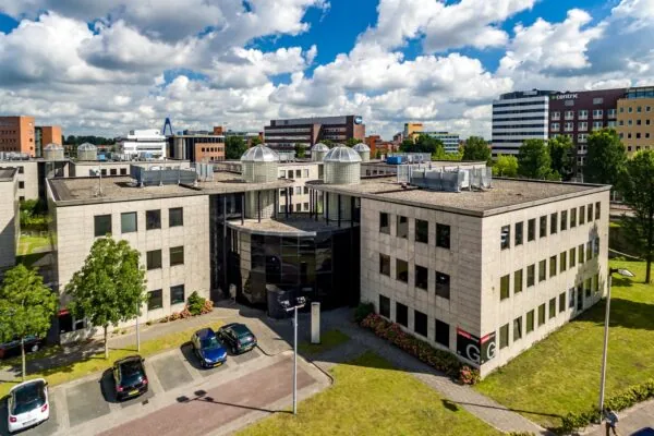 Kantoorgebouw aan de Rivium 1e Straat in Capelle aan den IJssel, omgeven door groen en parkeerplaatsen.