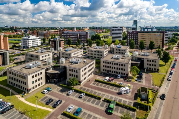 Luchtfoto van kantoorgebouwen aan de Rivium 1e Straat in Capelle aan den IJssel met parkeerterreinen op de voorgrond.