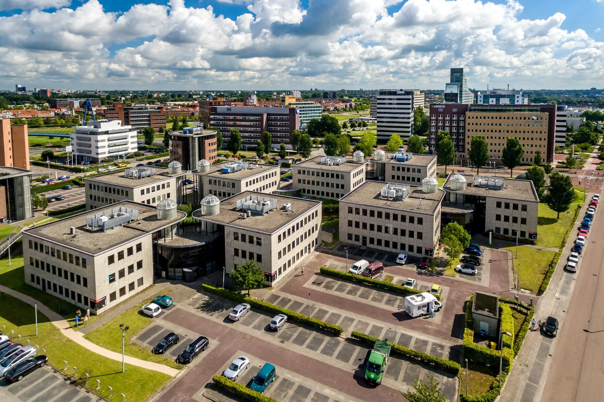 Luchtfoto van kantoorgebouwen aan de Rivium 1e Straat in Capelle aan den IJssel met parkeerterreinen op de voorgrond.
