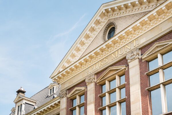 Voorgevel van het historische gebouw 's Rijks Munt aan de Leidseweg, met klassieke architectonische details en duidelijke geveltekst.