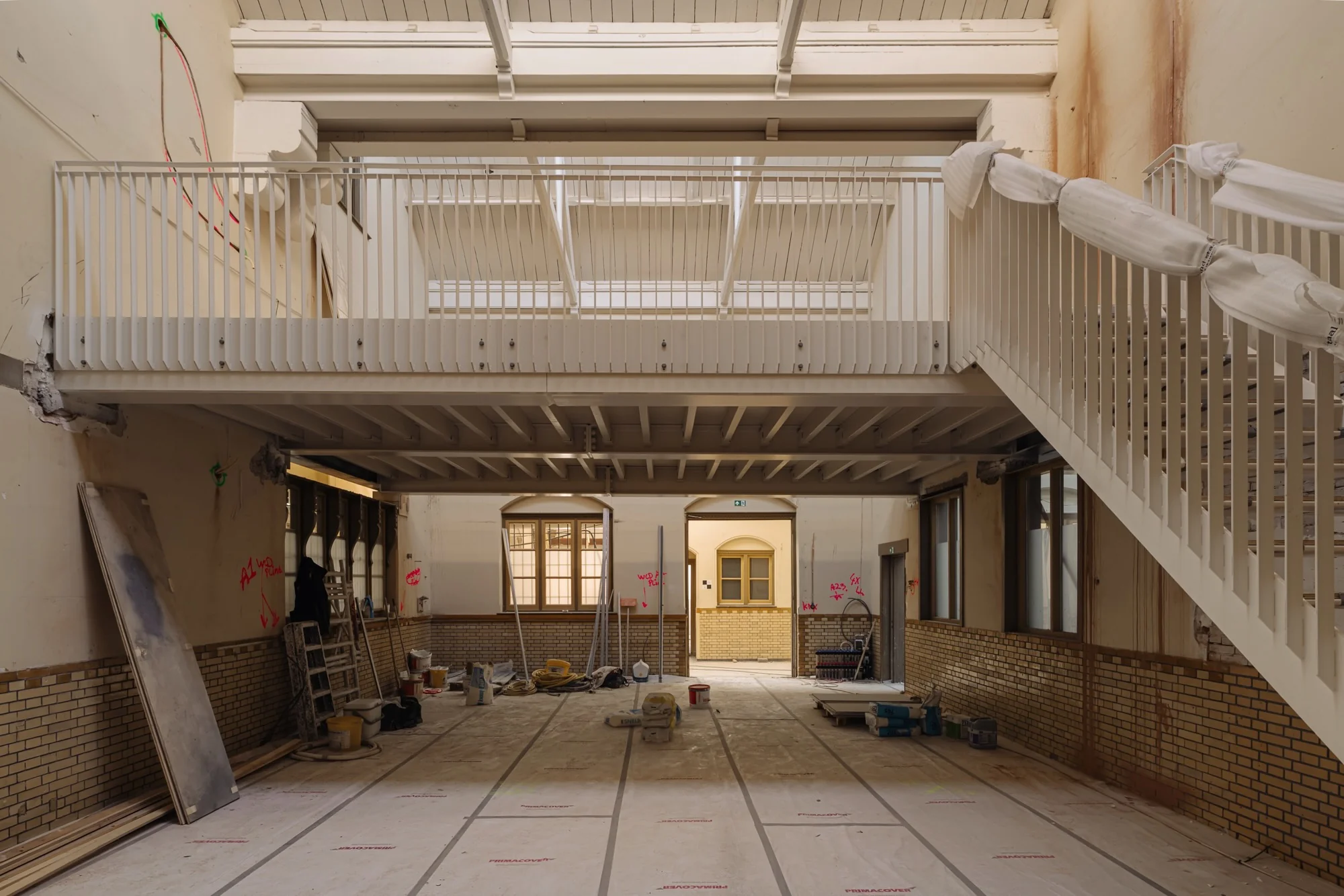 Interieur van een pand aan de Leidseweg in verbouwing met een nieuwe witte trap en tussenverdieping.