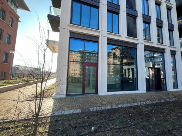 Voorgevel van het appartementencomplex NOA Tower aan het Maanplein met grote ramen en een glazen entree.