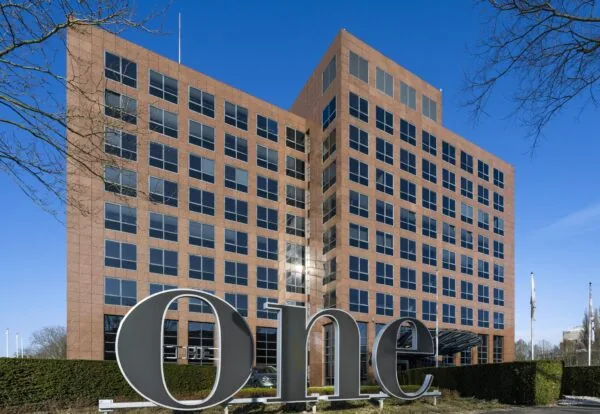 Kantoorgebouw aan de Prof. W.H. Keesomlaan met grote sculptuur met het woord "One" op de voorgrond.