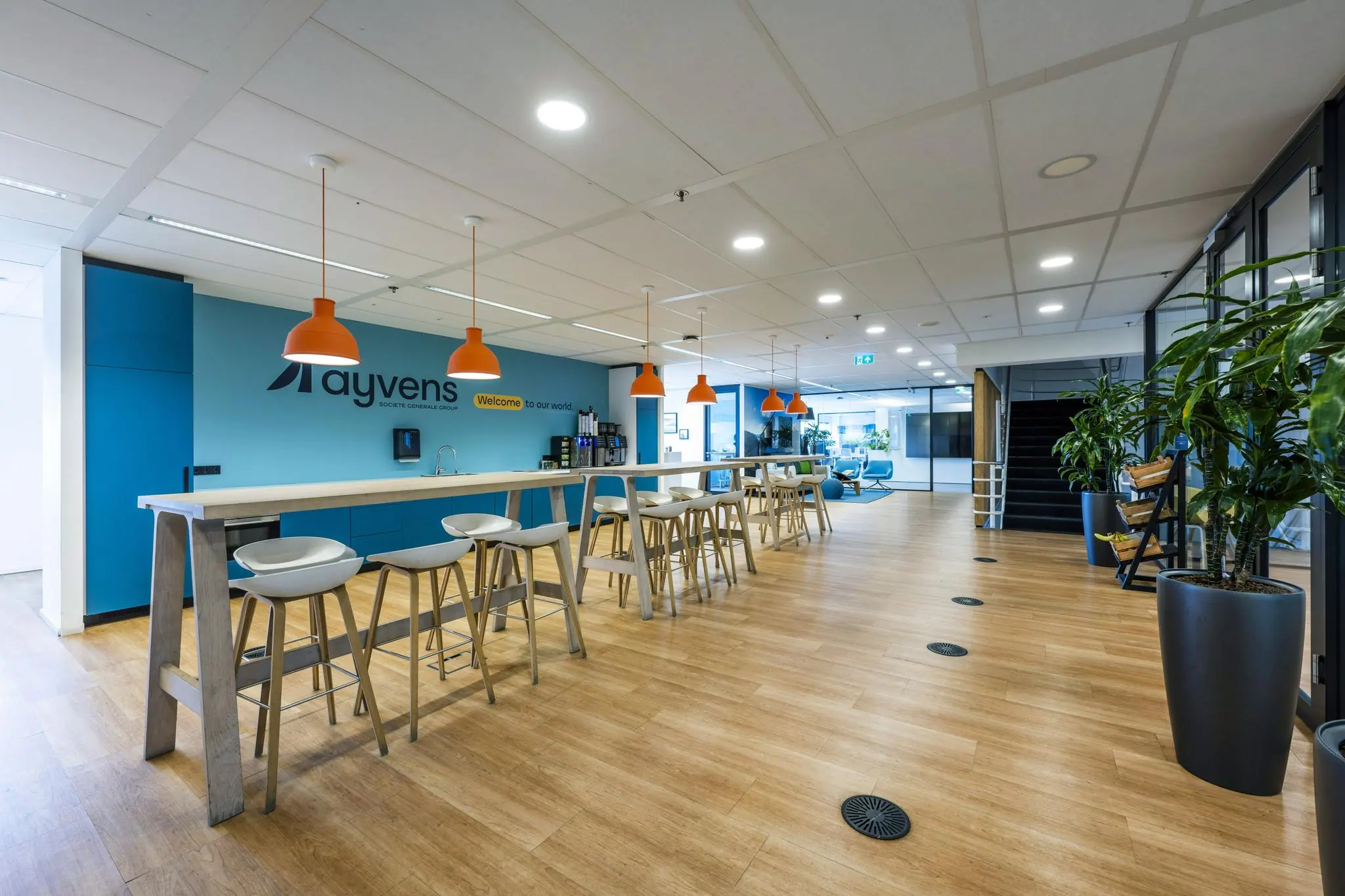 Moderne bedrijfskeuken en zithoek in het kantoor van Ayvens aan de Johan Huizingalaan.