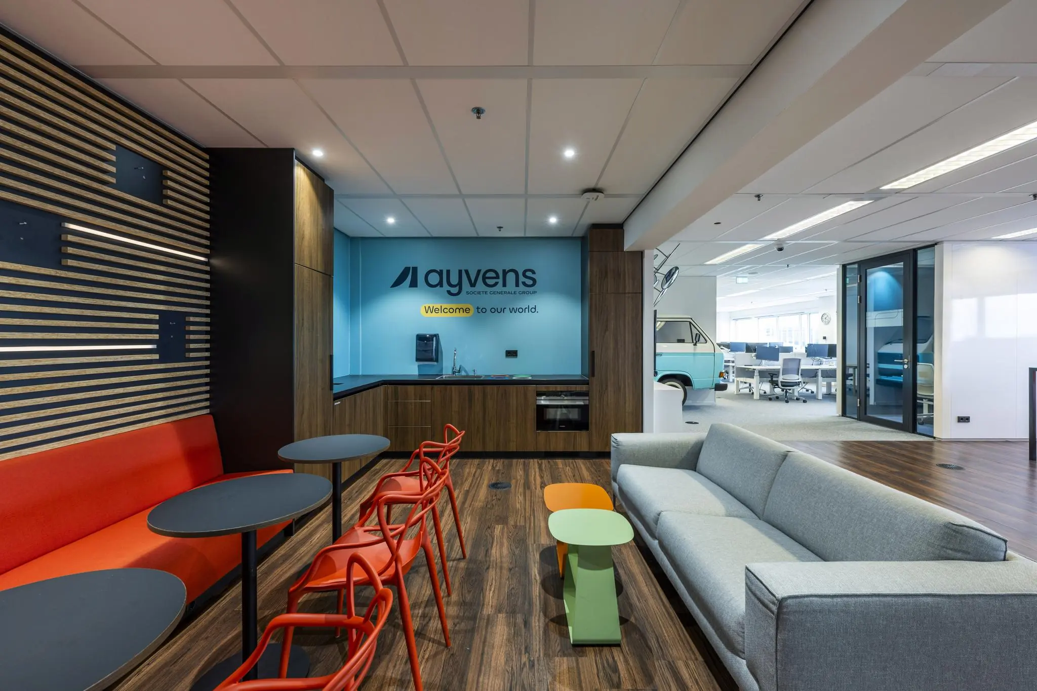 Moderne kantoorruimte aan de Johan Huizingalaan met zithoeken, een koffiecorner van Ayvens en uitzicht op open werkplekken.