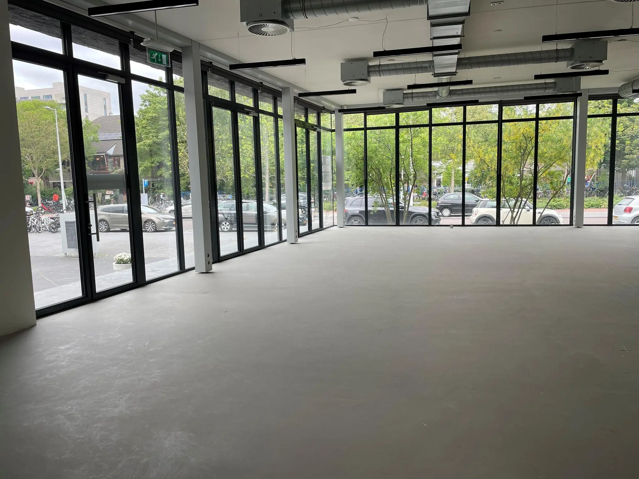 Leeg, modern hoekpand met grote glazen ramen aan de Fred. Roeskestraat.