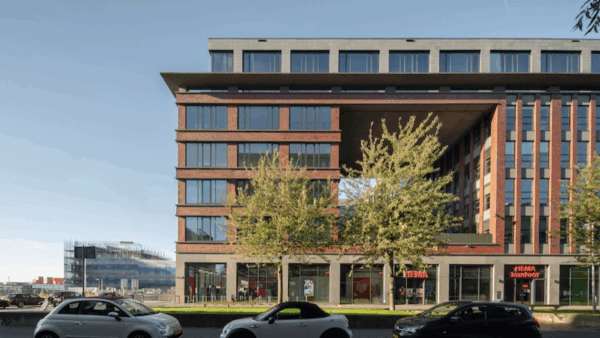 Kantoorgebouw aan de Mt. Lincolnweg met HEMA-kantoor op de begane grond en geparkeerde auto's op de voorgrond.