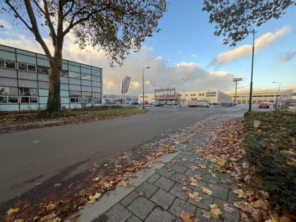 Vooraanzicht van een GAMMA-bouwmarkt aan de Industrieweg op een herfstige dag.