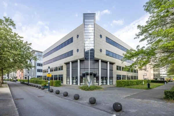 Kantoorgebouw aan de Varrolaan met moderne architectuur en een driehoekige voorgevel.