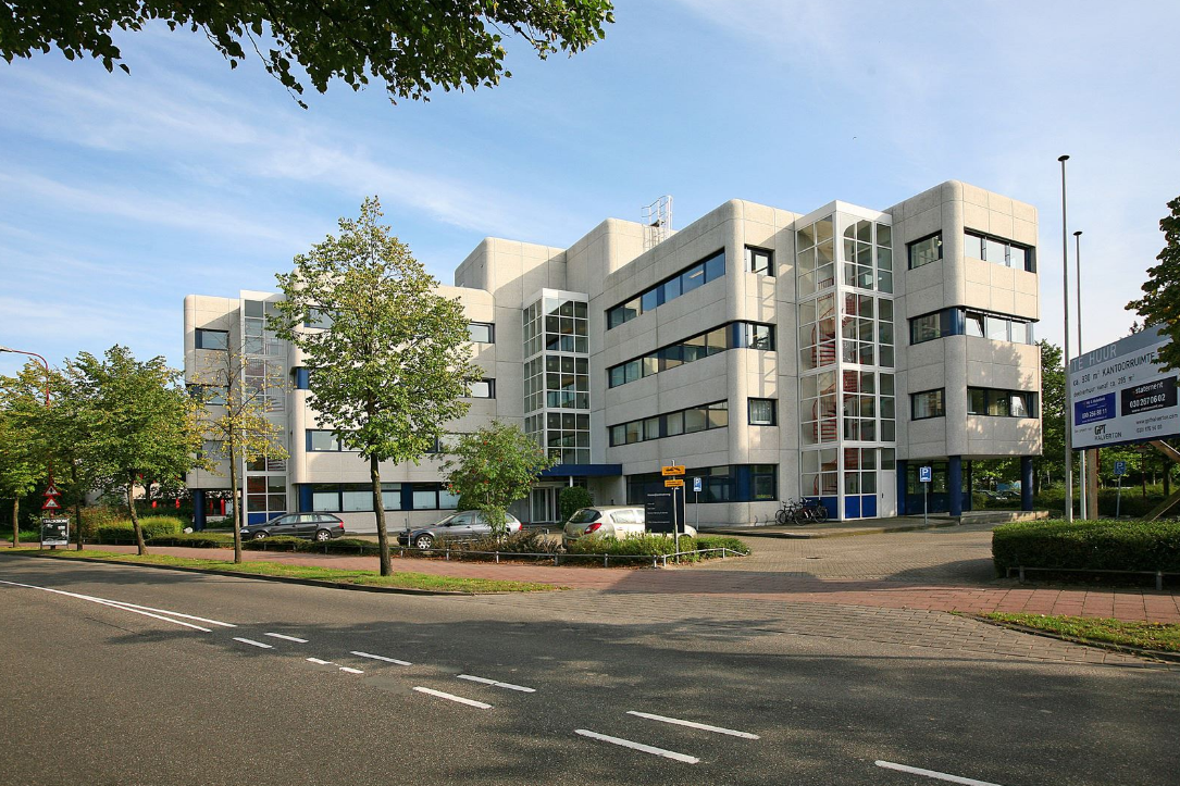 Modern kantoorgebouw aan de Vreeswijksestraatweg met parkeergelegenheid en omliggend groen.