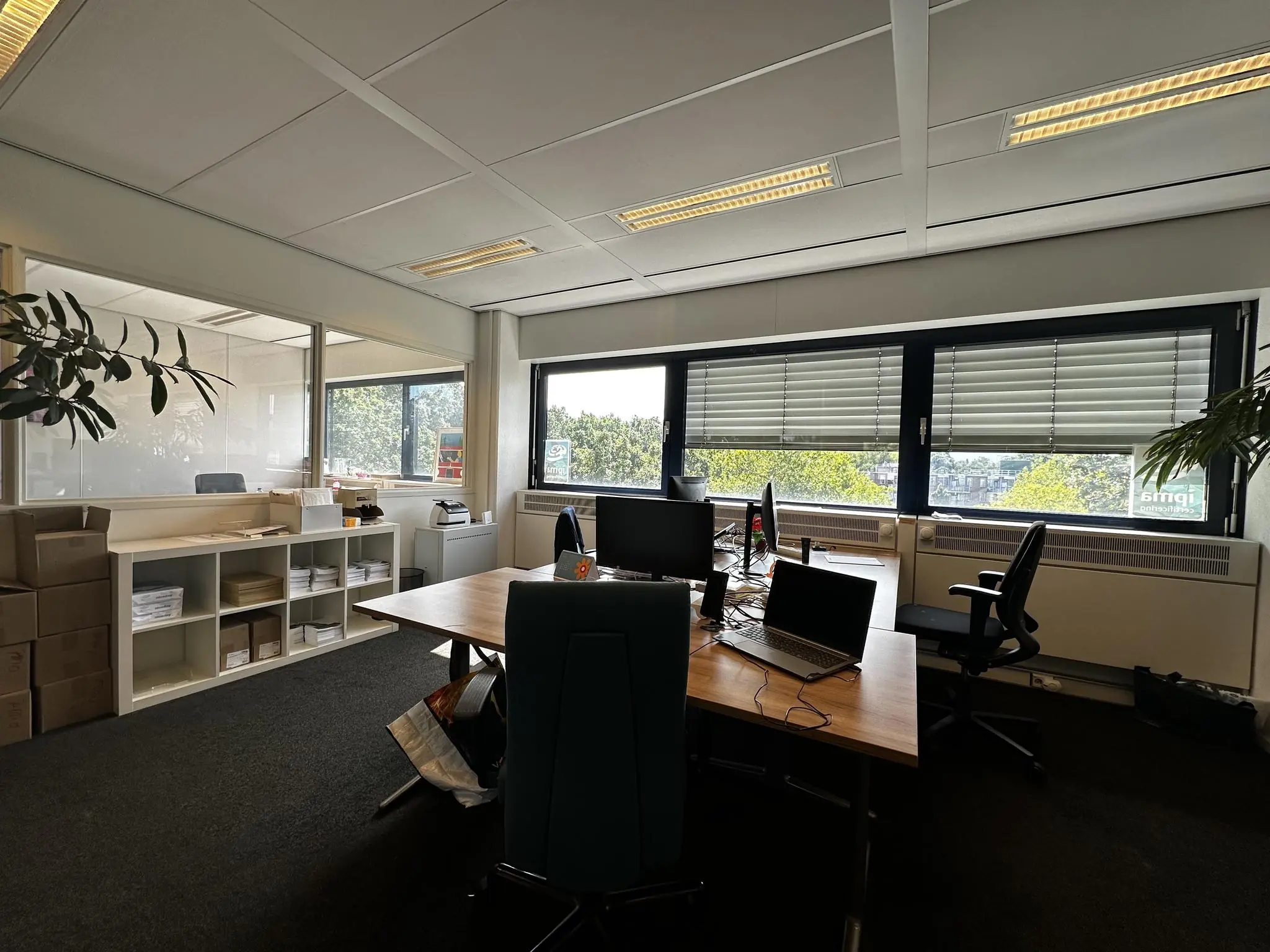 Modern kantoor met bureaus, computers en grote ramen aan de Vreeswijksestraatweg.