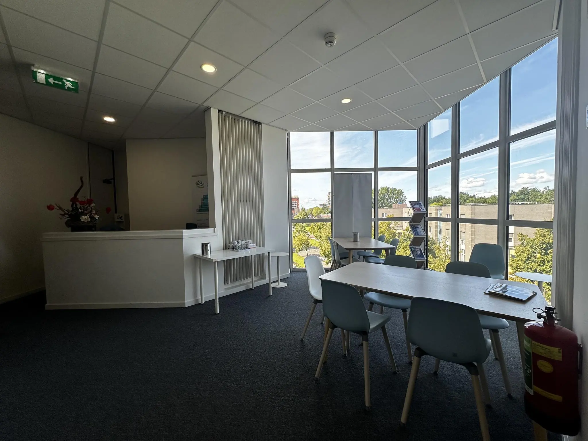 Wachtruimte met tafel, stoelen en grote ramen aan de Vreeswijksestraatweg.