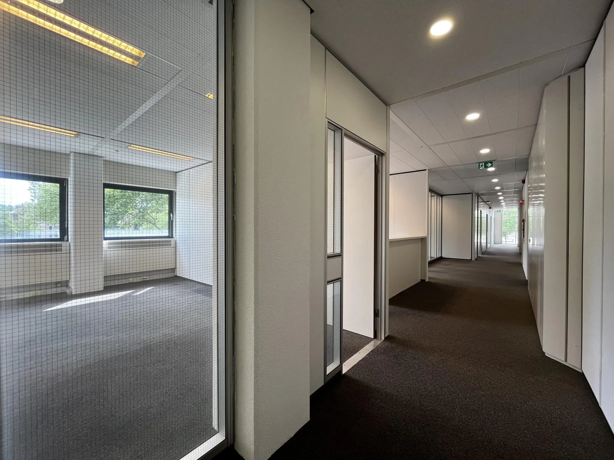 Gang met kantoorruimte aan de Vreeswijksestraatweg, met grote ramen en neutrale inrichting.